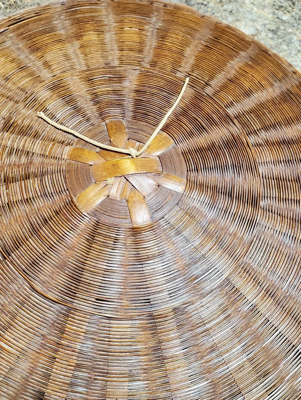 VINTAGE BASKET WITH LID . ROUND WICKER RATTAN STORAGE. SEWING. DECO